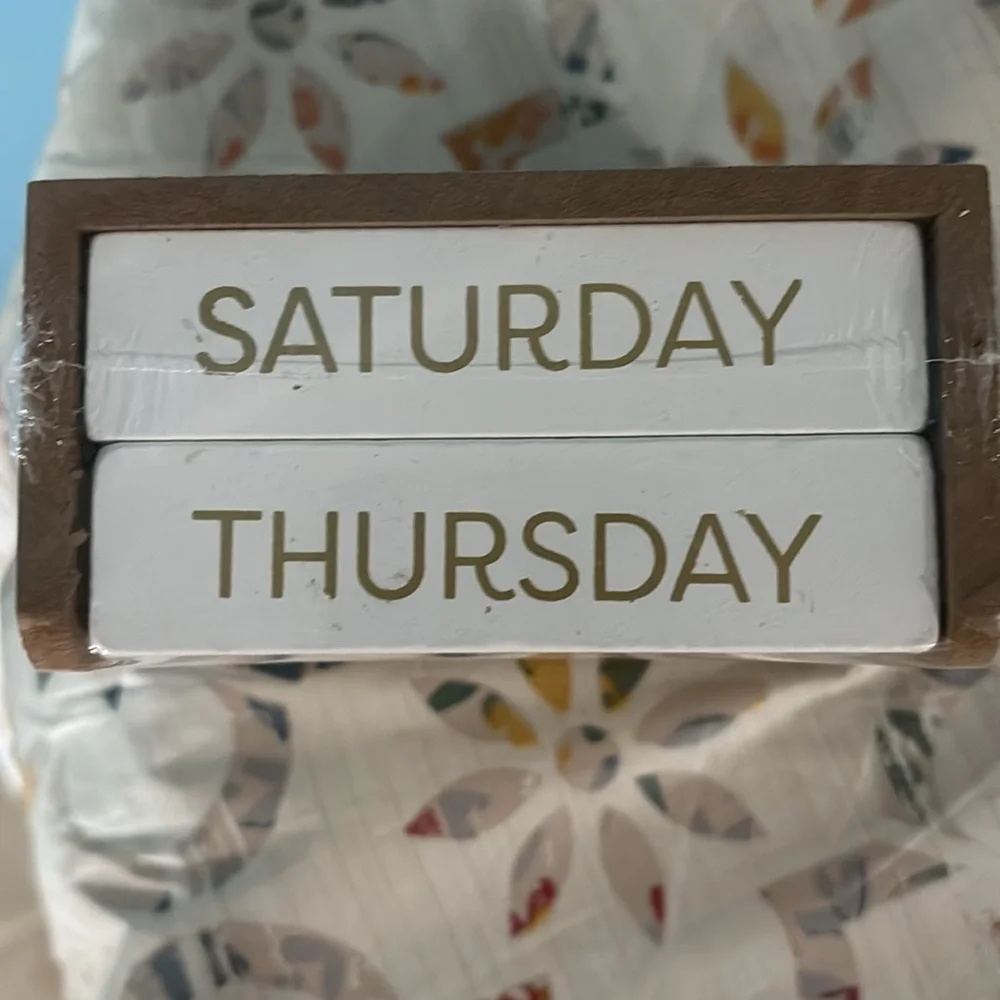 Desk block calendar.